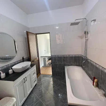 Luxuryapt/kingbed/bathtub/homeoffice/53inchsmarttv Διαμέρισμα *